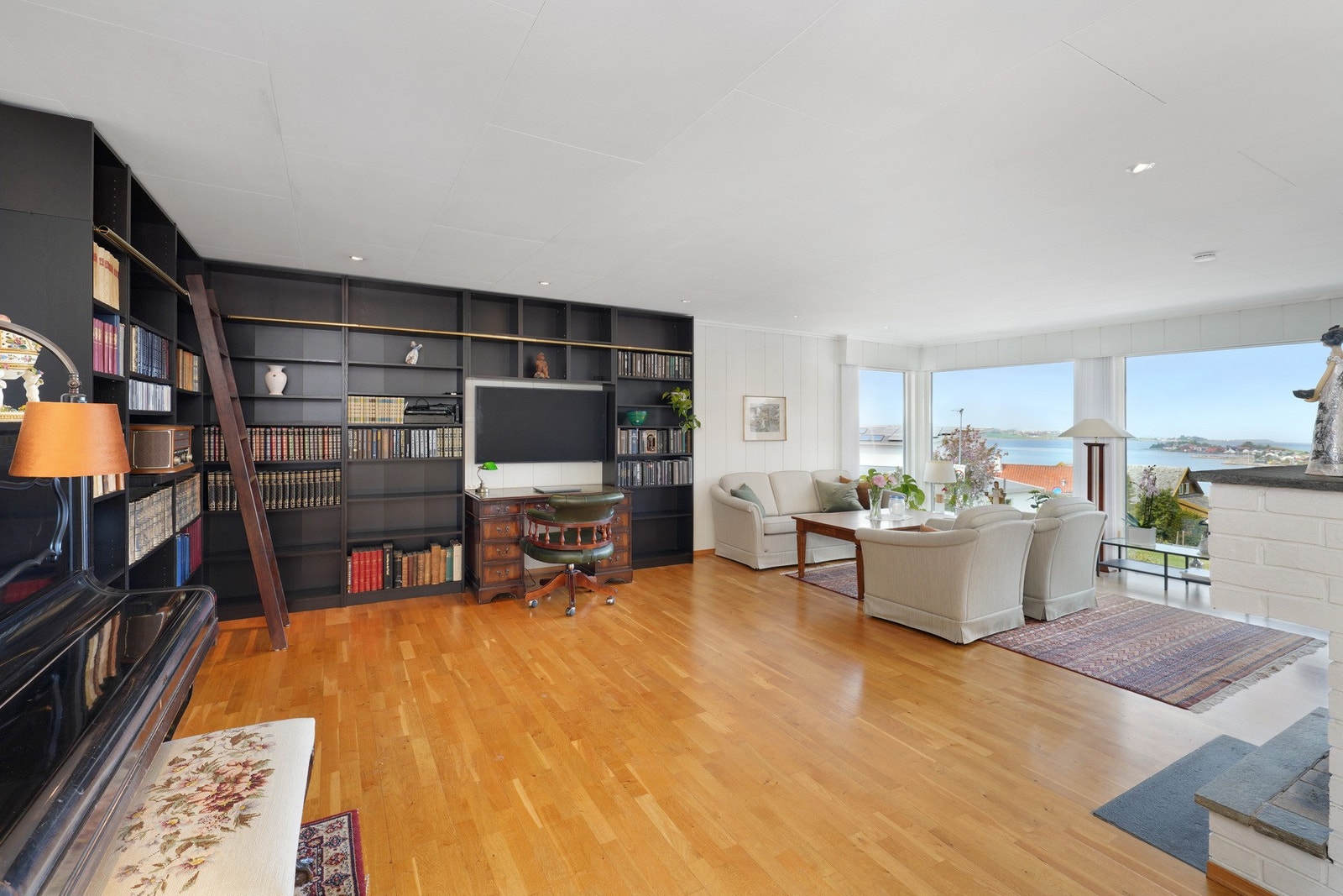 Tilbake inn- i tillegg til spisestuen er det rikelig med plass til to salong-grupper Galleribilde