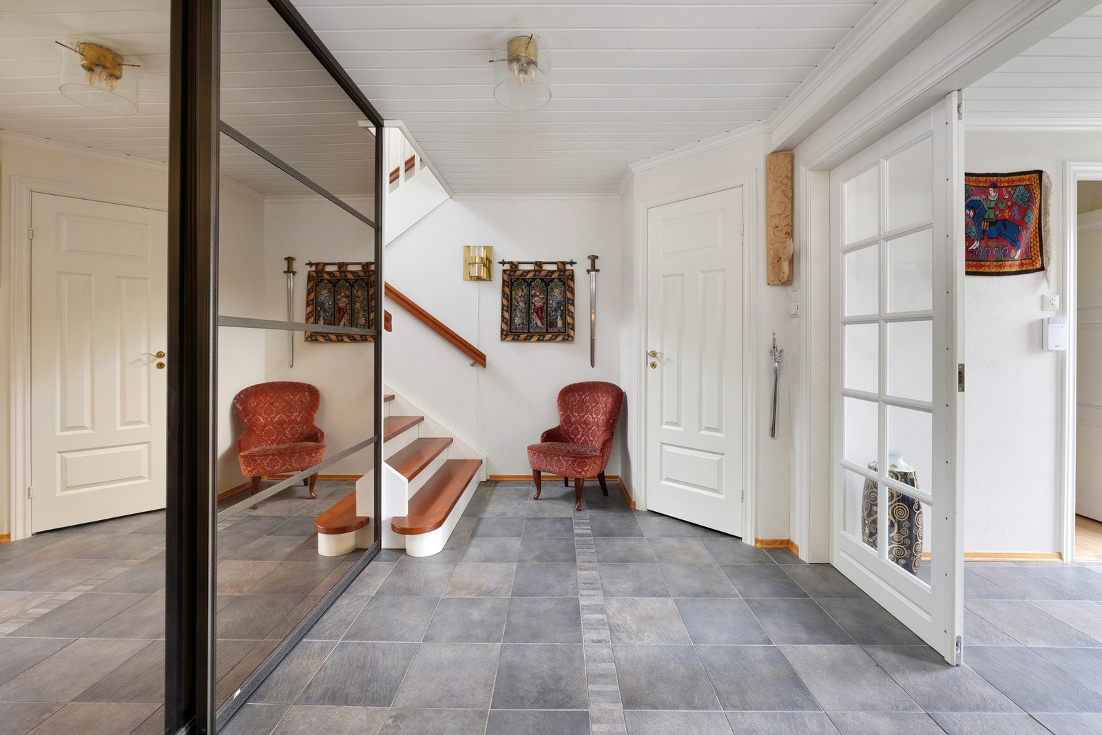 Gang med stor skyvedørsgarderobe og dør inn til wc Galleribilde