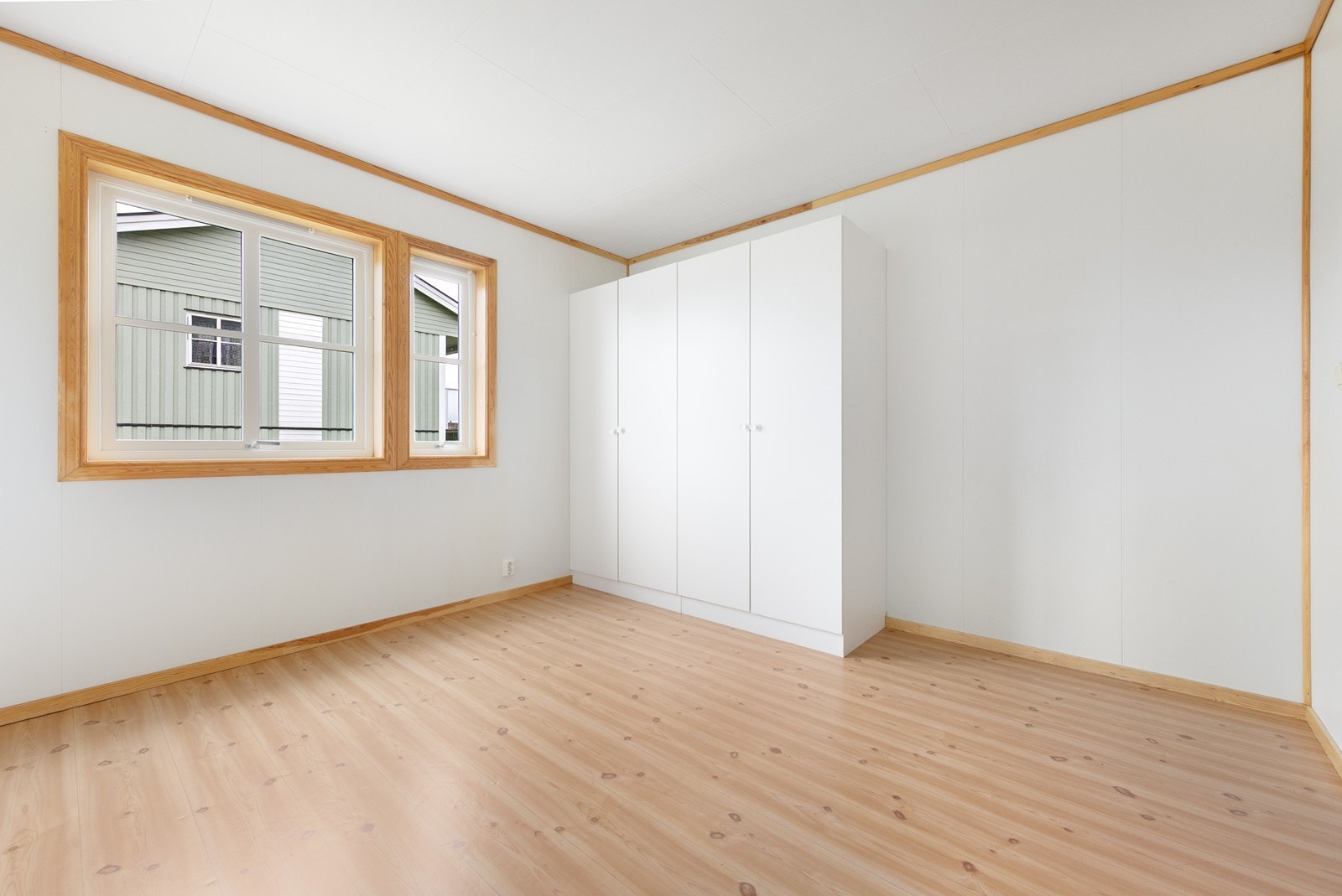 Det ene av leilighetens to soverom. Rommet har god plass til dobbeltseng og garderobeløsning. Galleribilde