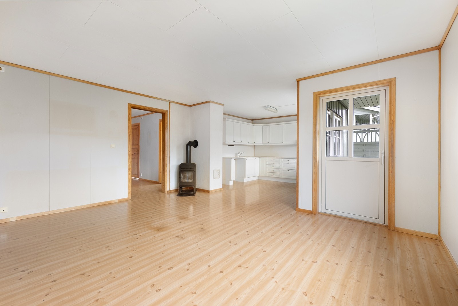 Stuen har god plass til både sofagruppe og spisebord, og terrassedøren leder direkte ut til den overbygde markterrassen. Galleribilde