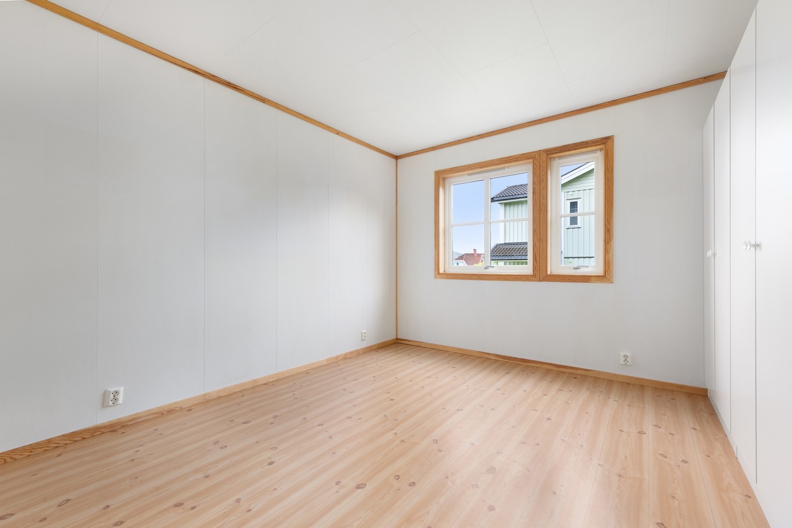 Soverommet har malte plater på veggene og belegg på gulvet, i tråd med resten av leiligheten. Galleribilde