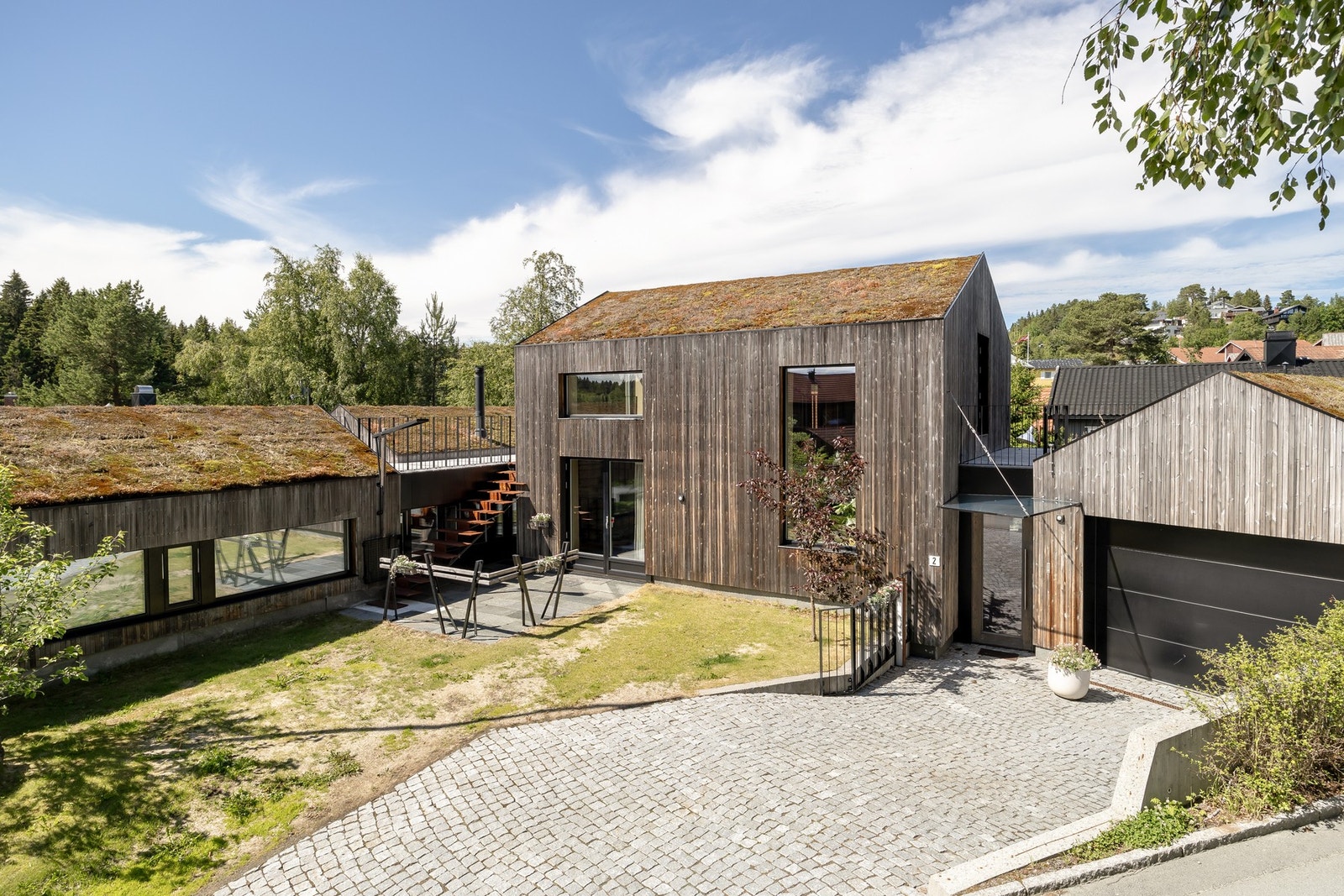 Kledningen er av typen Kebony som gir et fargespill avhengig av været. Når det regner er huset omtrent svart, er det godt vær er huset lysegrått/ sølvfarget. Galleribilde