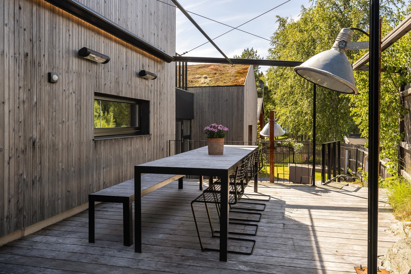 Uteområdene 360 grader rundt huset er lyssatt og slår seg automatisk på når det blir mørkt. Spesiallaget pergola med motorisert tak som kan styres via mobilen. Galleribilde