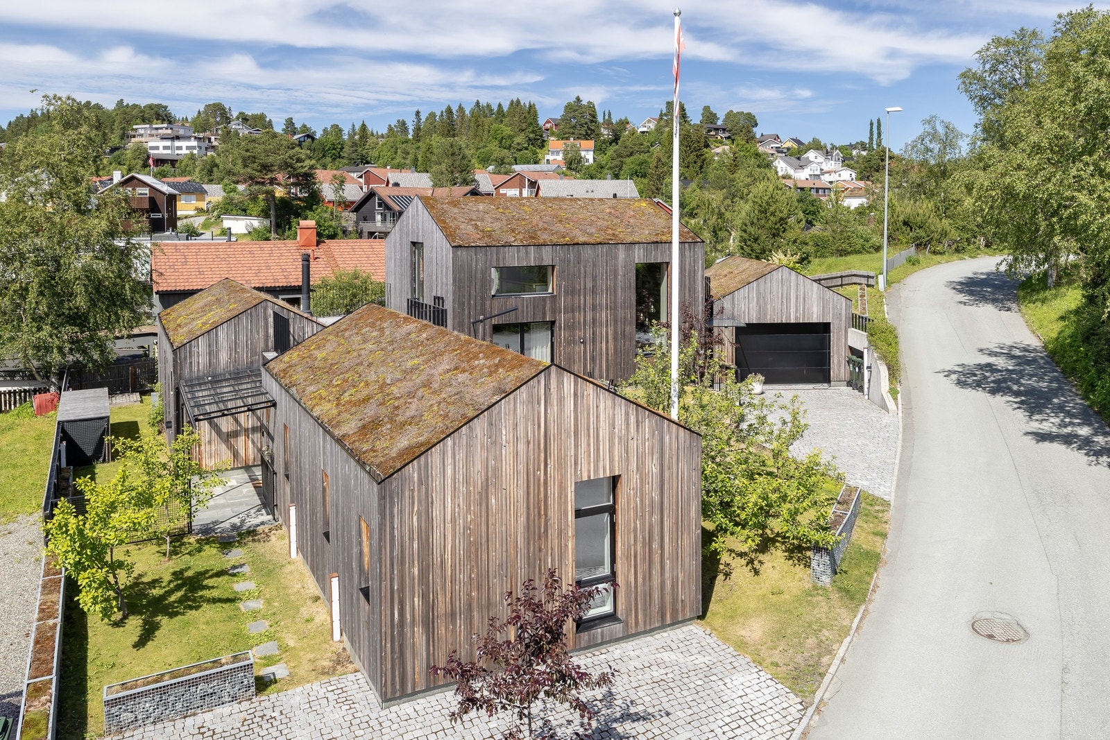 Fra sørsiden av boligen har man egen adkomst til det som i dag er en utleiedel. Galleribilde