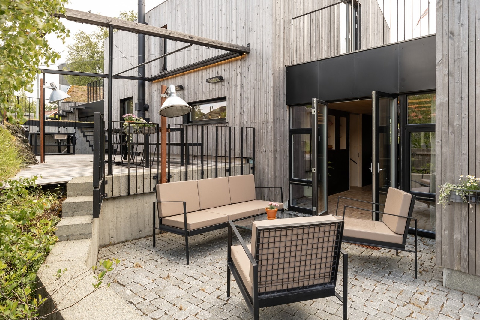 Uteplass på nederste nivå har den samme smågate granitten som fremsiden. Galleribilde