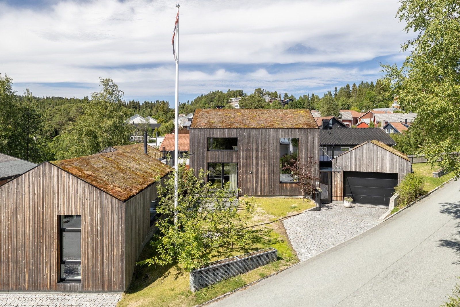 En unik enebolig med et gjennomgående arkitektonisk preg. Dette er en bolig av de sjeldne med tanke på interiør, byggemåte, historie og materialvalg. Galleribilde