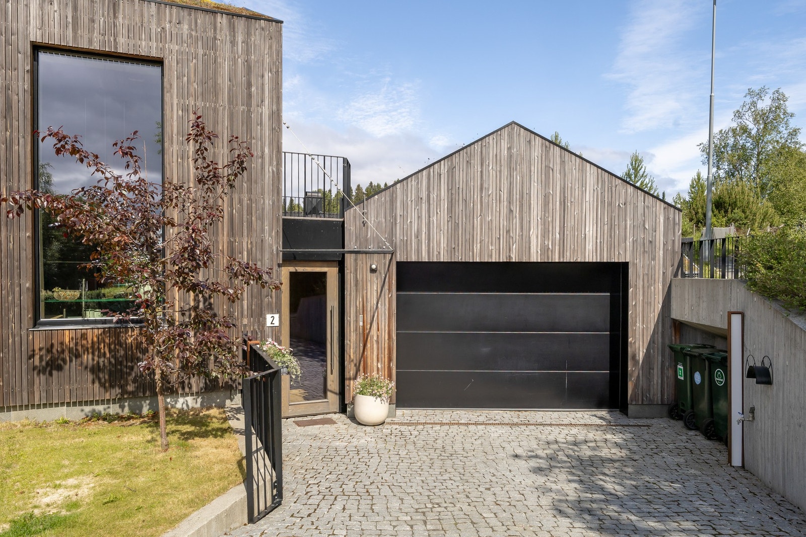 Gårdsplassen er oppvarmet (vannbåren) og belagt med smågatestein i granitt. Galleribilde