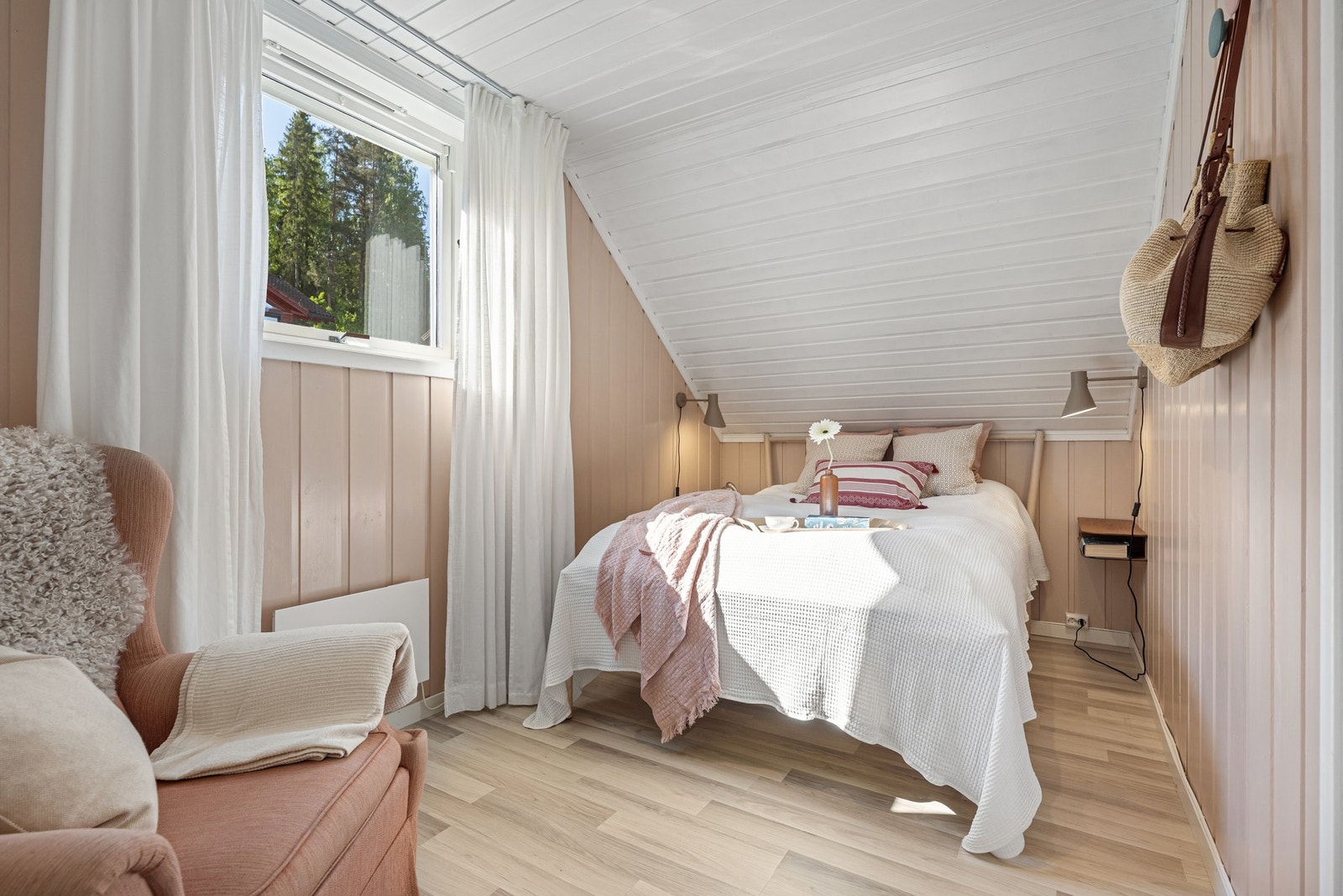 Praktisk og innbydende soverom med gode lysforhold. Galleribilde