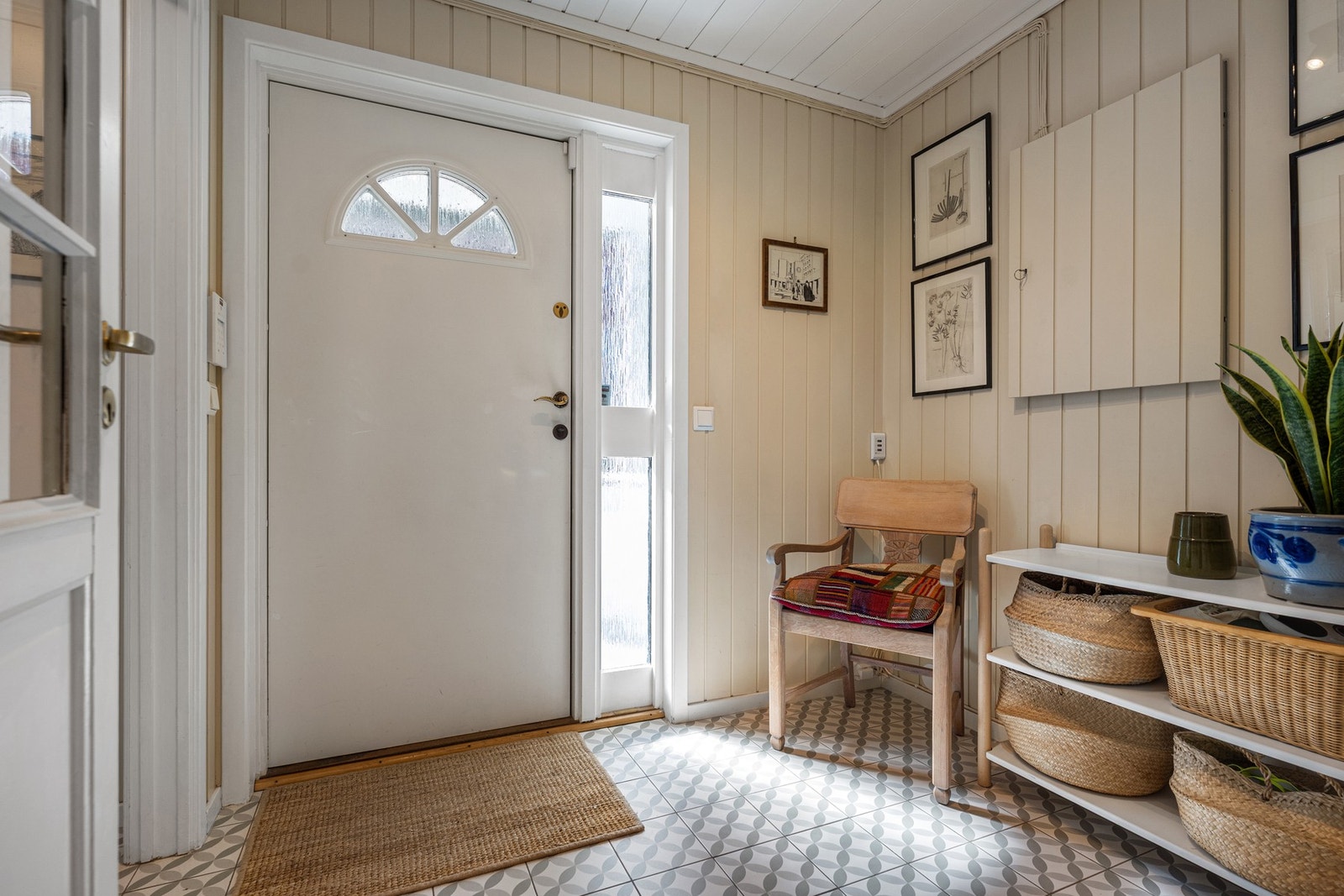 Innbydende entré med god plass til oppbevaring og et lyst, harmonisk uttrykk. Galleribilde