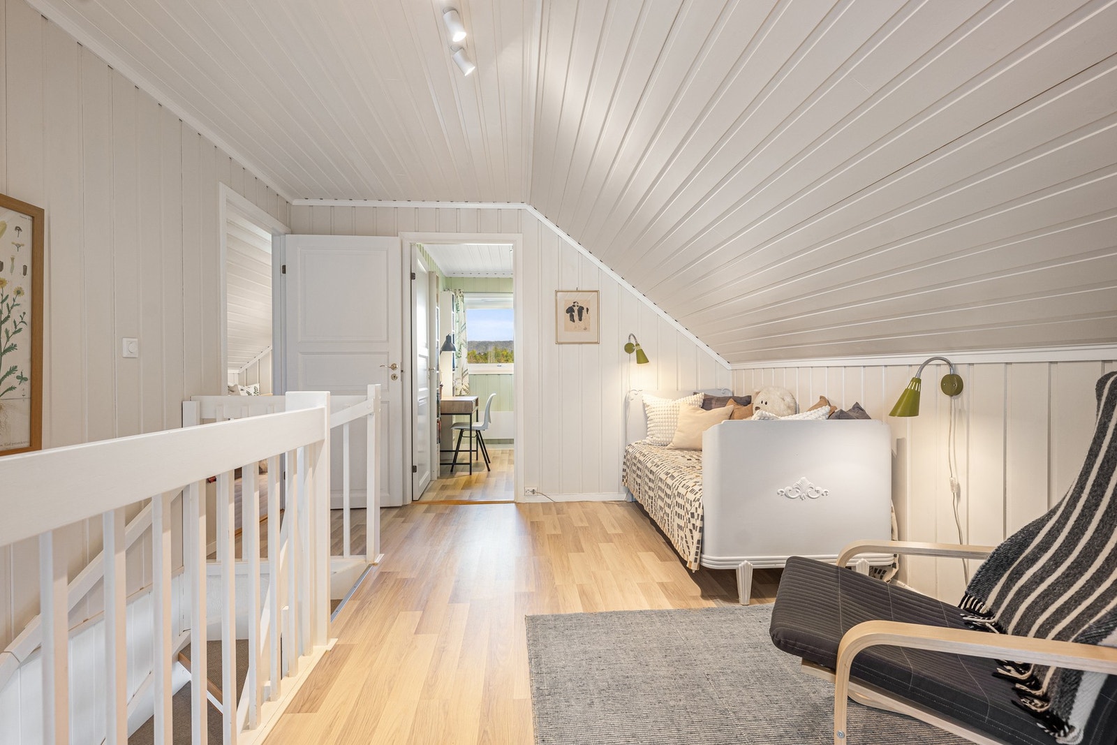 Koselig loftstue med god plass til sofagruppe og hyggelig utsyn mot nærområdet. Galleribilde