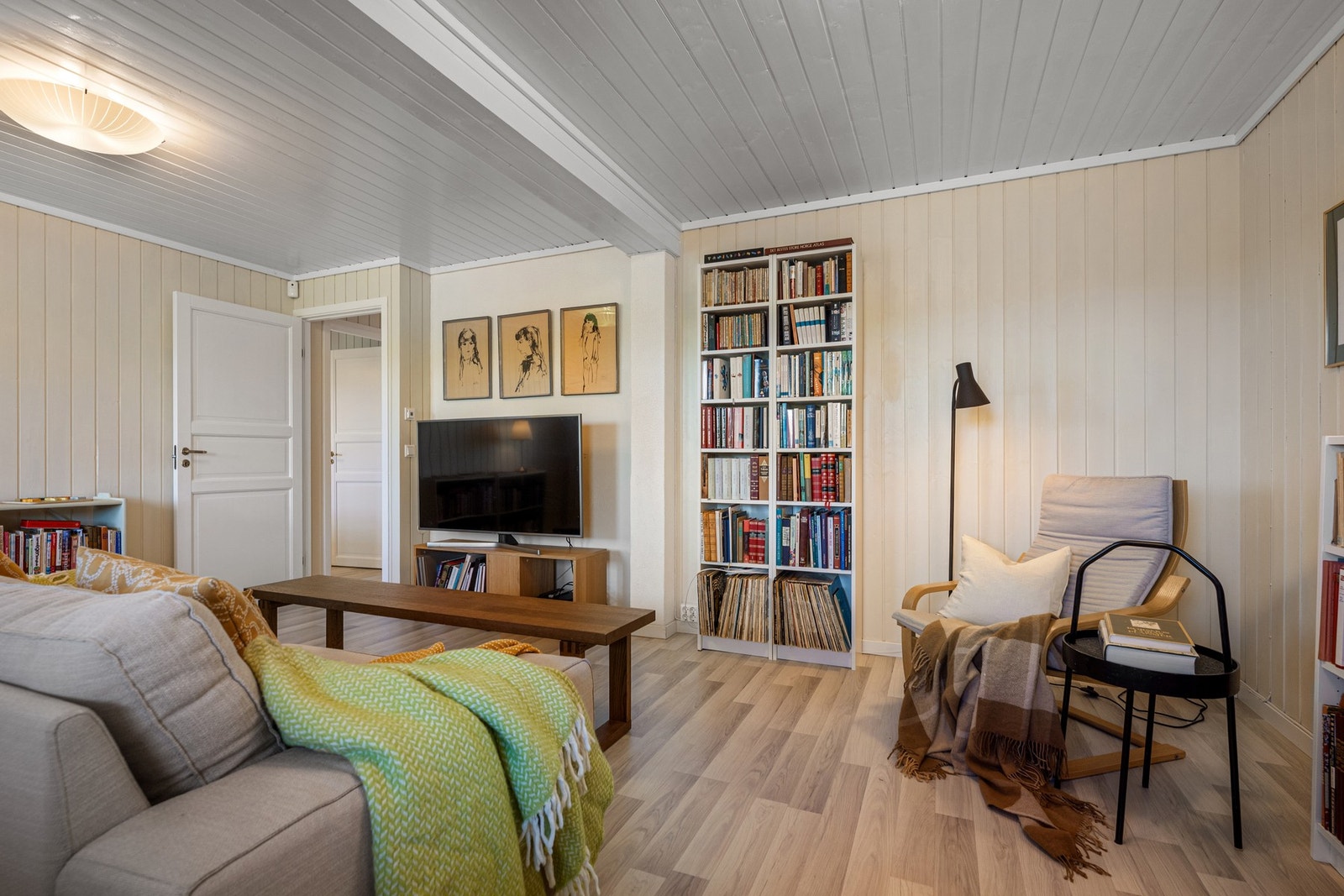 Lun og funksjonell kjellerstue med plass til både avslapning og sosiale sammenkomster. Galleribilde