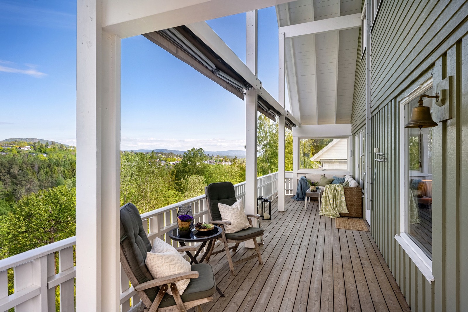 Skjermet veranda med fantastisk utsikt og god plass til avslapning og sosiale sammenkomster. Galleribilde