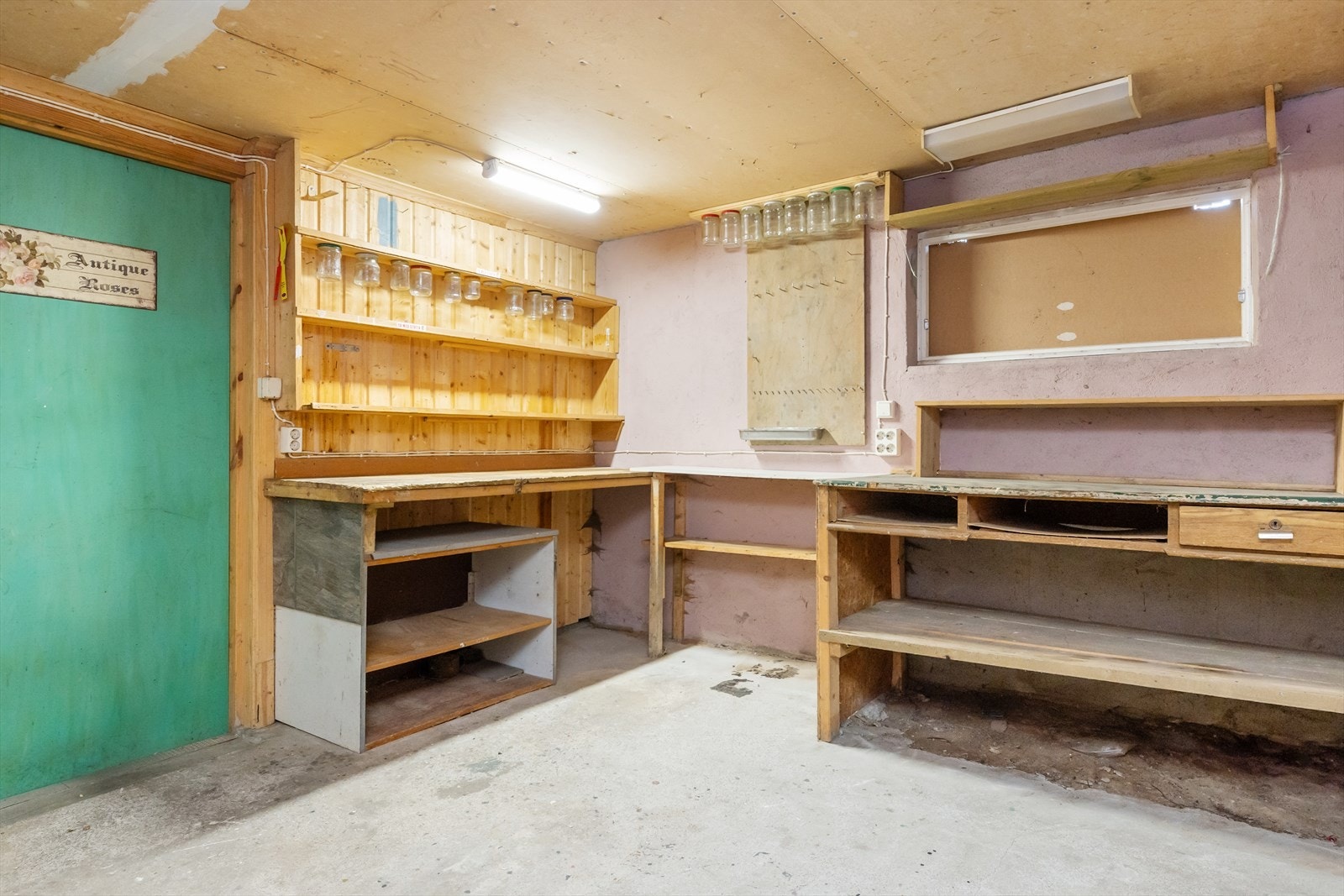 Den opprinnelige garasjen er i dag i bruk som bod og verksted, og gir rikelig med lagringsplass. Galleribilde