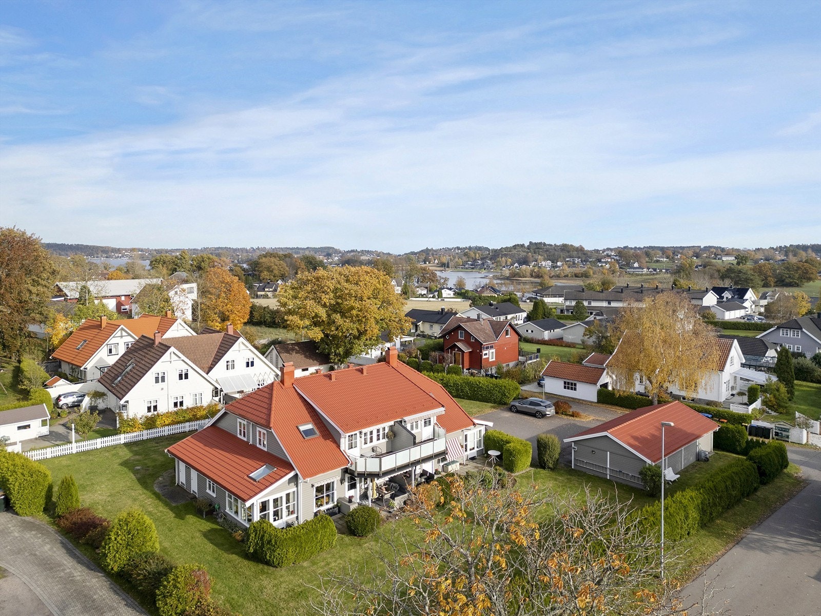 En fin beliggenhet på Nøtterøy - på gang- og sykkelsti er det gåavstand til Teie torv og Rosanes med flotte friområder med parker, strand og badesteder. Det er også småbåthavn på Rosanes. Fotograf: Kristian Bollæren ved Fotofinish Galleribilde