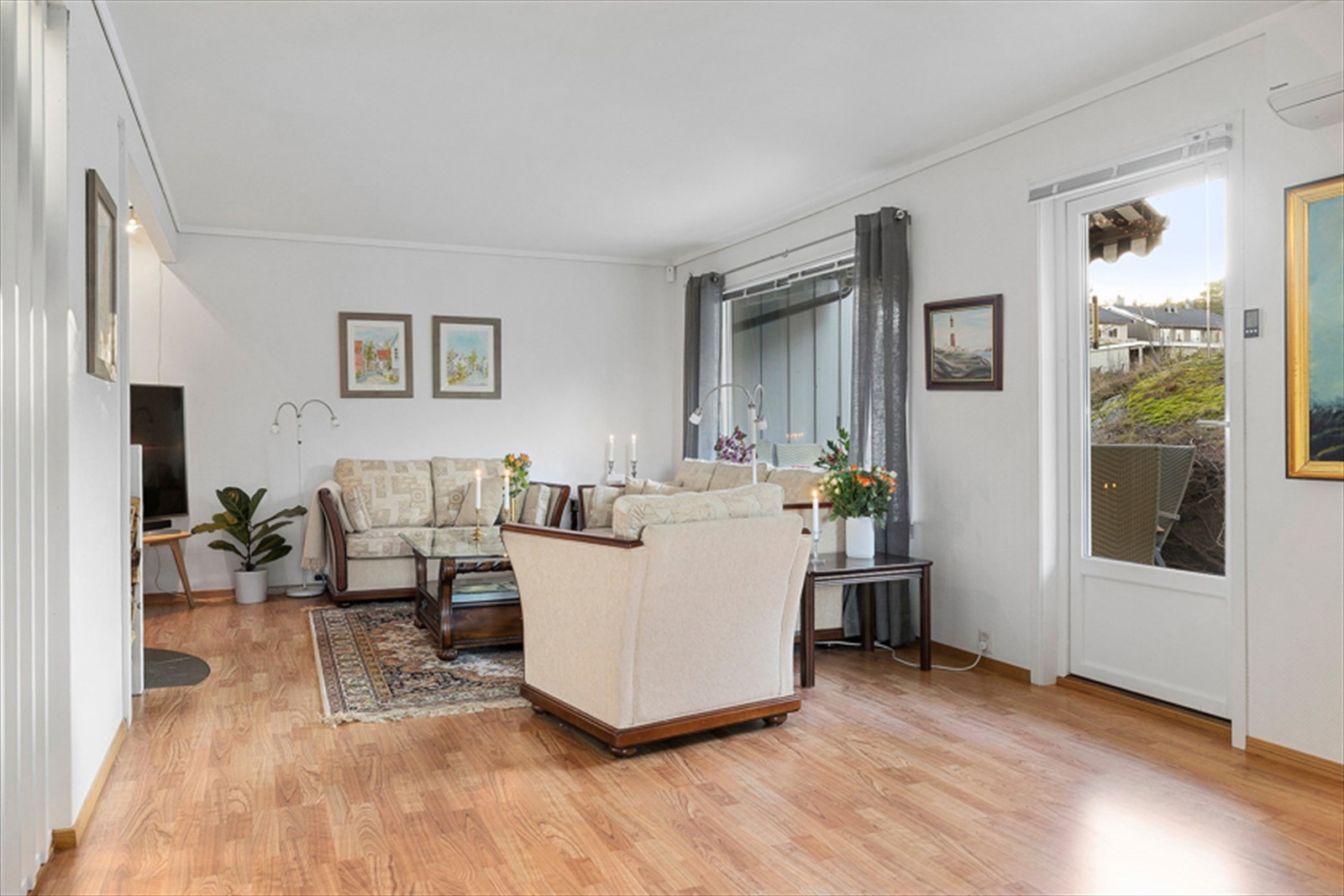 Fra stuen har du tilgang til en stor veranda med gode solforhold. Galleribilde