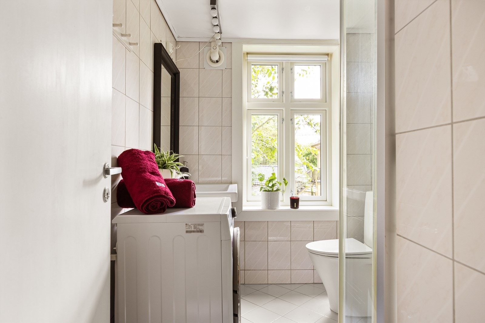 Badet er helfliset og praktisk innredet. Galleribilde