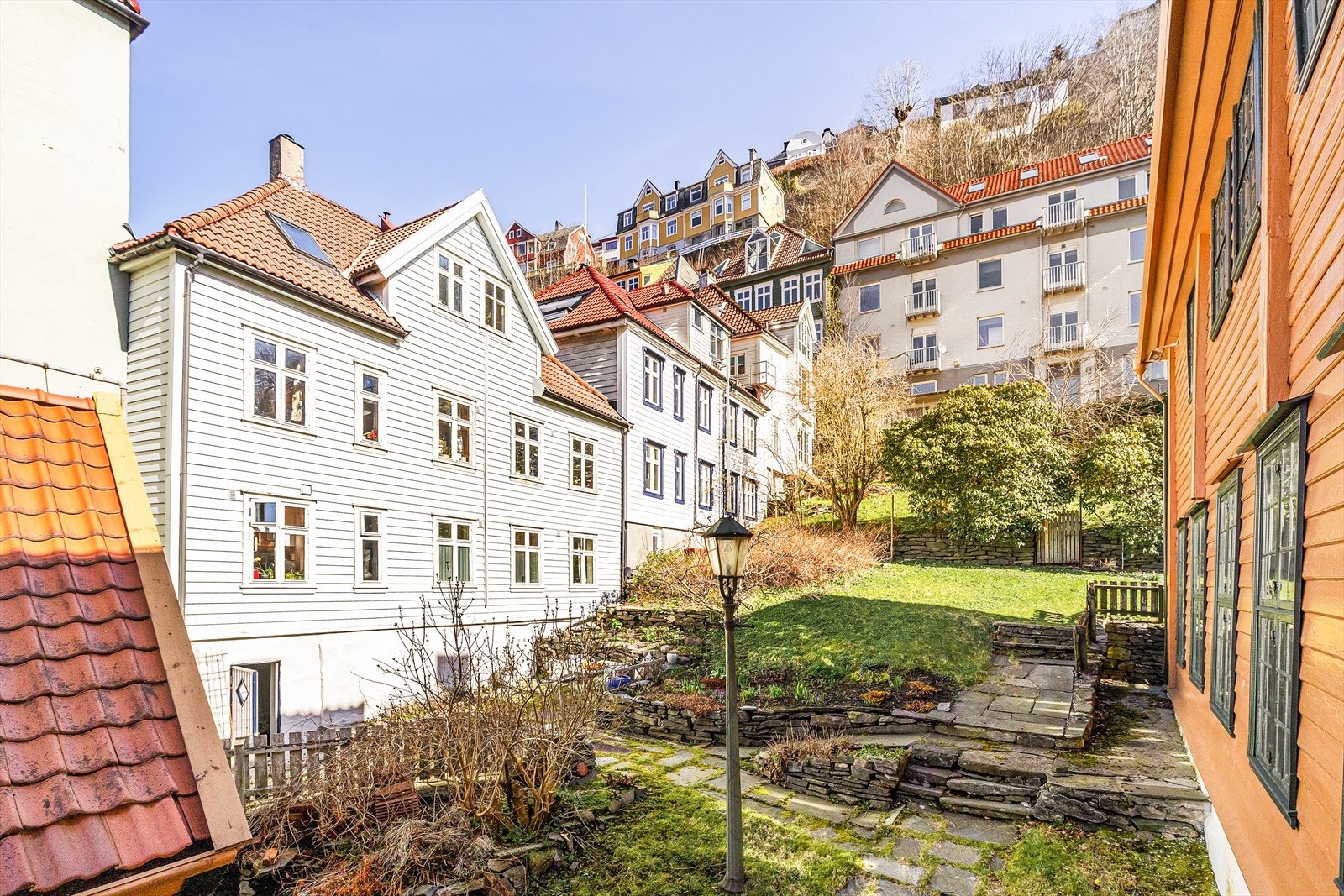 På den andre siden av bygget ligger det åpne og luftige hageområdet til Skolemuseet. En hyggelig utsikt fra stuen og kjøkkenet med mye himmel og frodig natur - midt i sentrum. Galleribilde