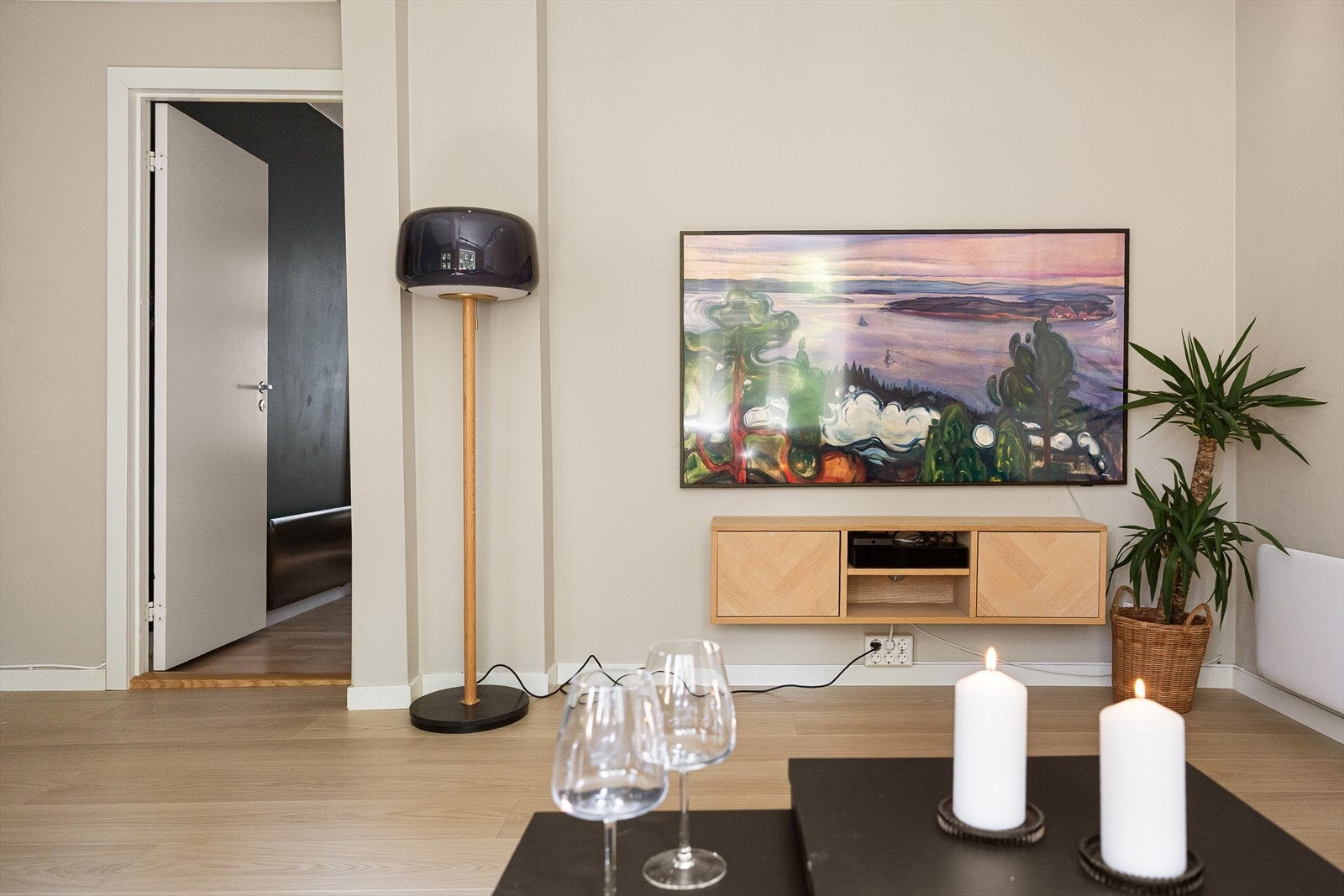 God veggplass til stor flatskjerm Galleribilde