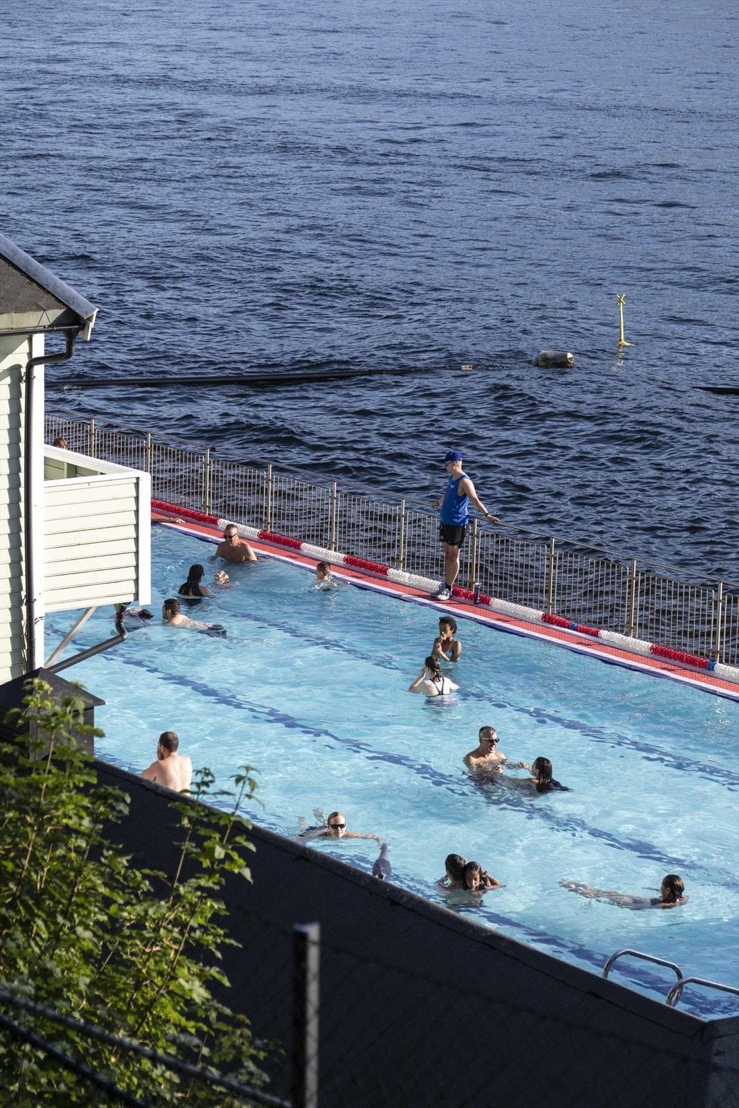 På varme sommerdager finner du flere fine badesteder i sentrum. Som her ved Nordnes Sjøbad. Galleribilde