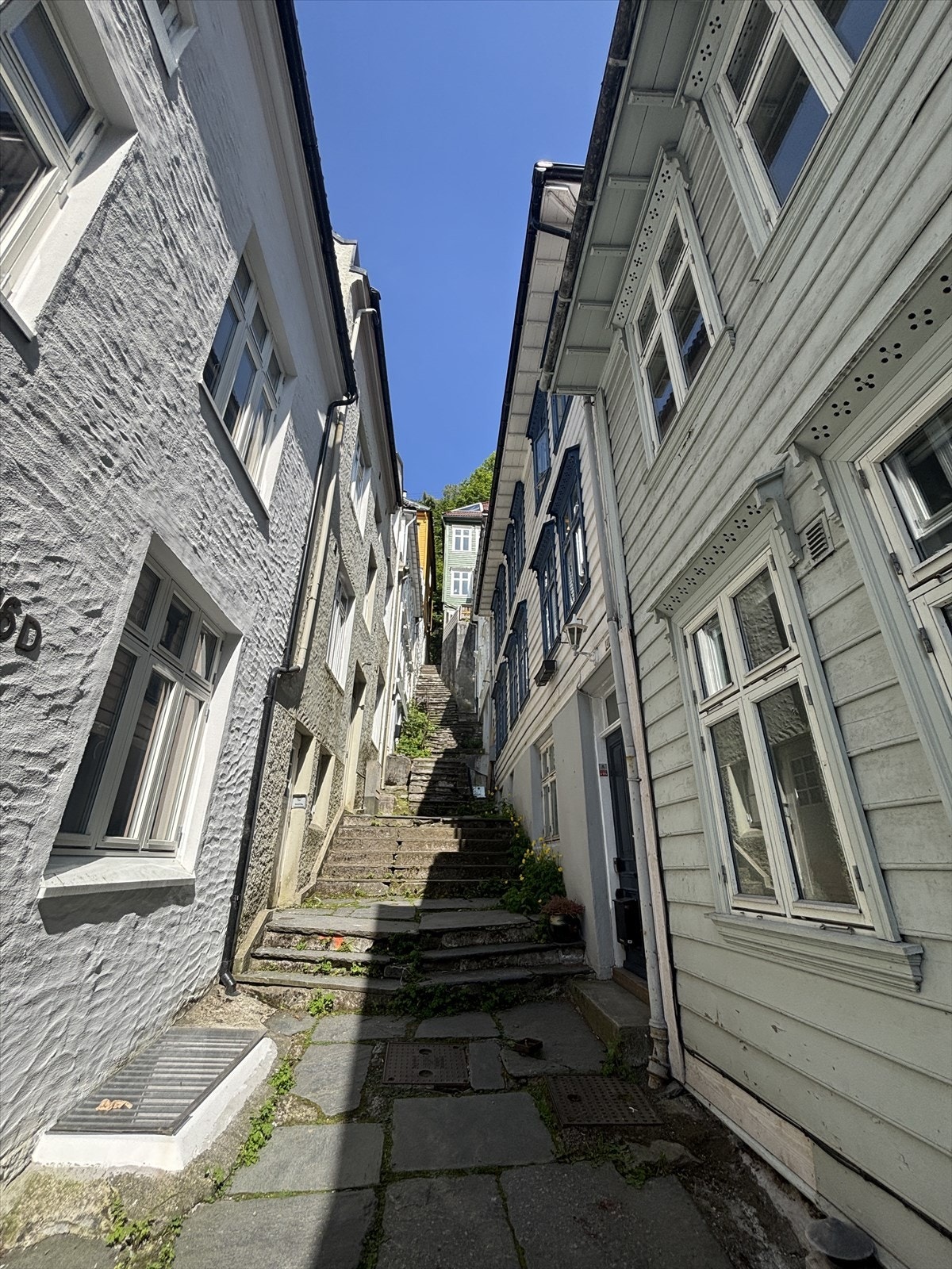 Opp noen trapper, tilbaketrukket og skjult for befolkningen - men samtidig så sentralt at du finner alt du søker på få minutters gange. Galleribilde