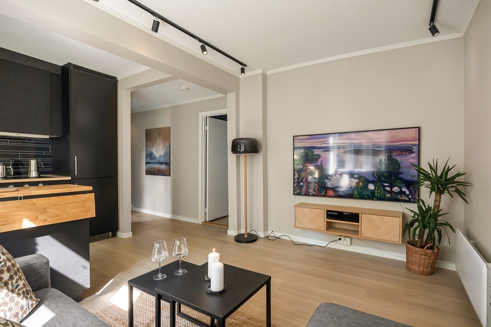 Det er lagt nye laminatgulv og overflatene er malt i behagelige fargevalg. Galleribilde