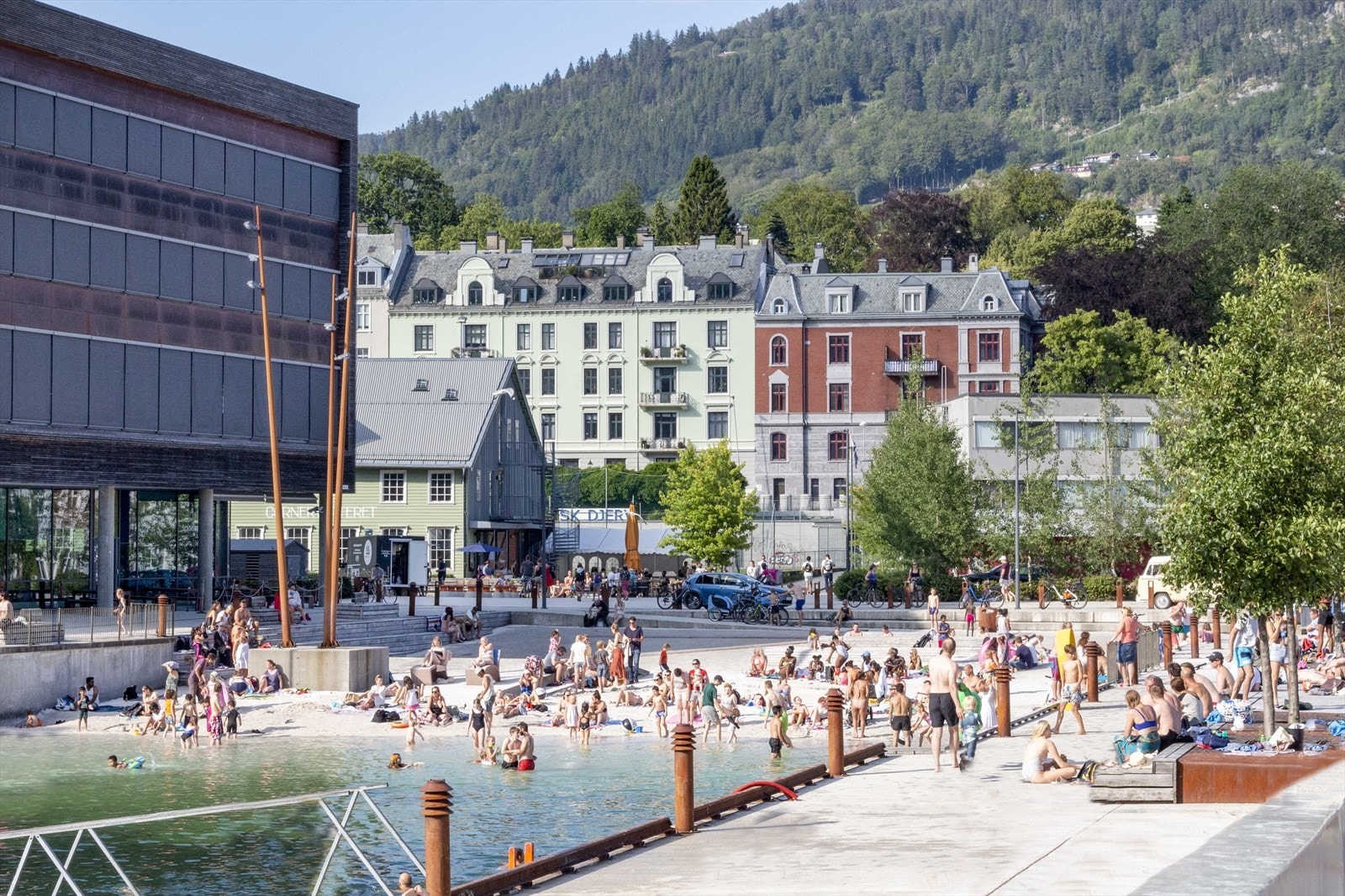 På varme sommerdager finner du flere fine badesteder i sentrum. Som her på Marineholmen ved BI. Galleribilde