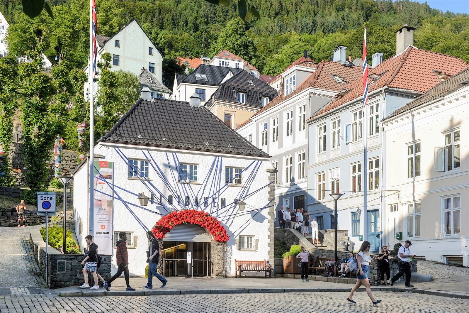 Fløibanestasjonen ligger rett bort i gaten, og tar deg raskt opp i det frodige turterrenget du har i din egen bakhage. Galleribilde