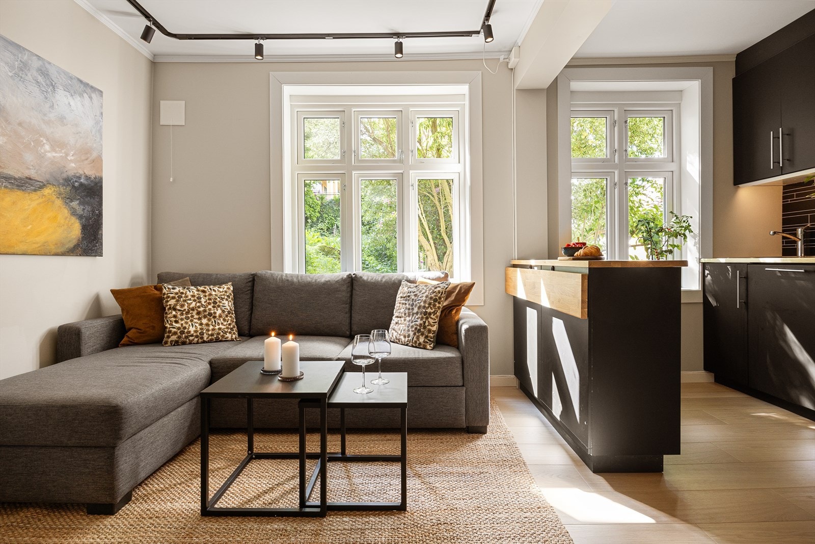 Rikelig med naturlig lysinnslipp gjennom store vindusflater, og frodig utsikt ut mot hagen. Her slipper du å se rett inn i ett annet bygg. Galleribilde