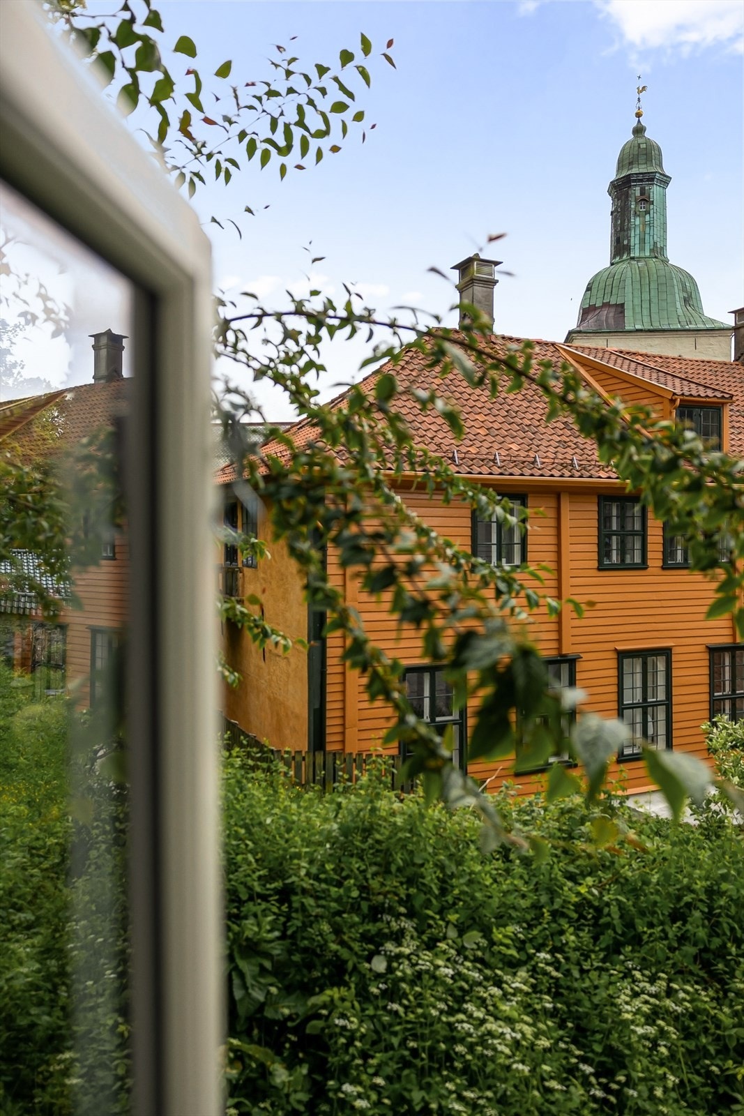 Utsikt gjennom vinduene til Skolemuseet sin hage. Galleribilde