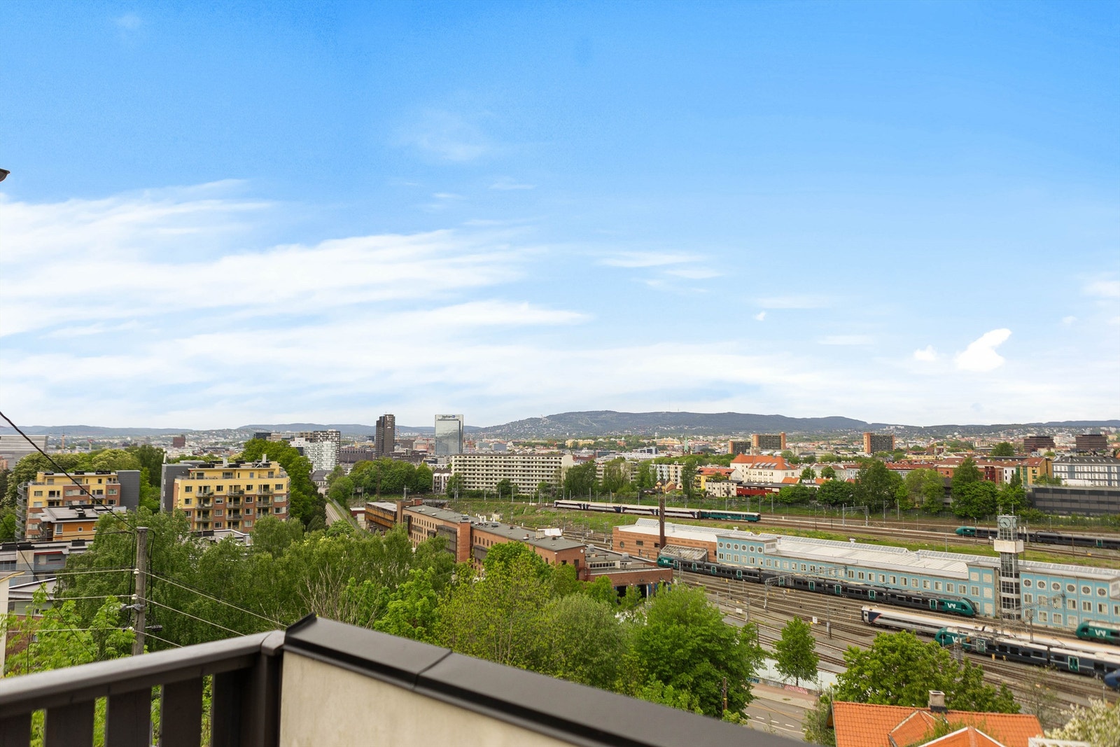 Fra takterrassen er det en vidstrakt utsikt over byen, Barcode og deler av fjorden. Galleribilde