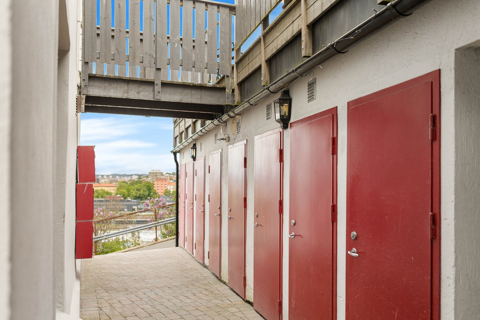 Til leiligheten hører en egen, romslig bod for ekstra lagringsplass. Galleribilde