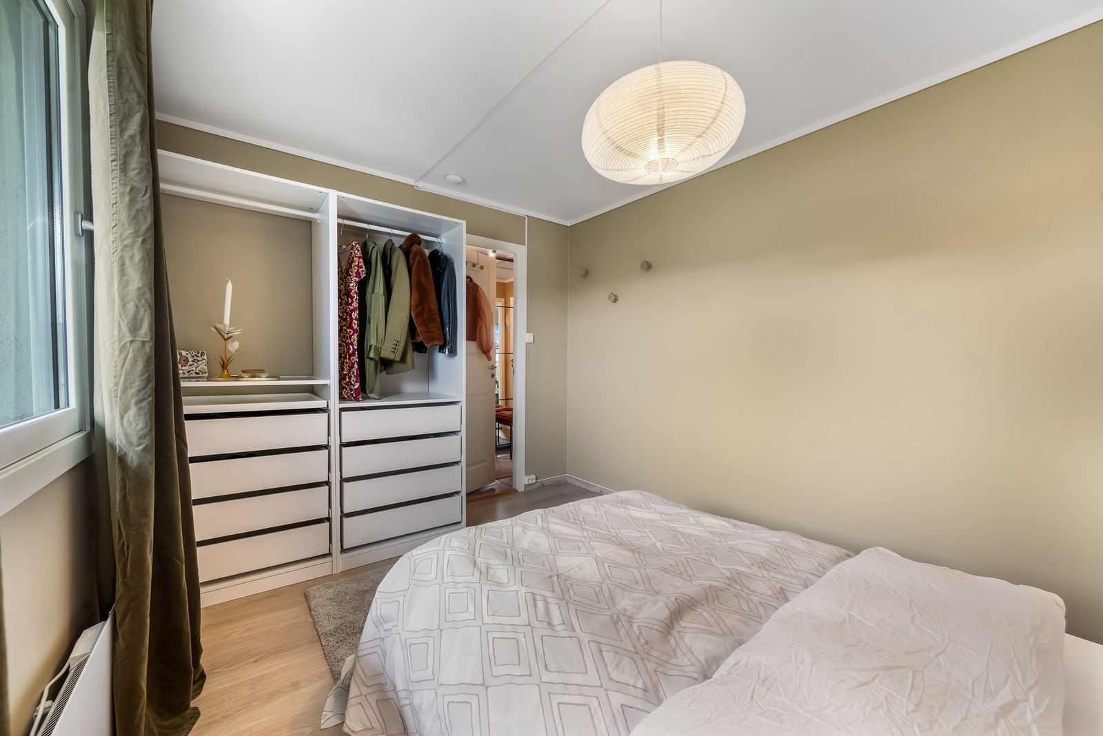 Flott garderobeløsning fra Ikea. Pax garderobe. Praktisk med mange skuffer og god plass til kleshengere. Galleribilde