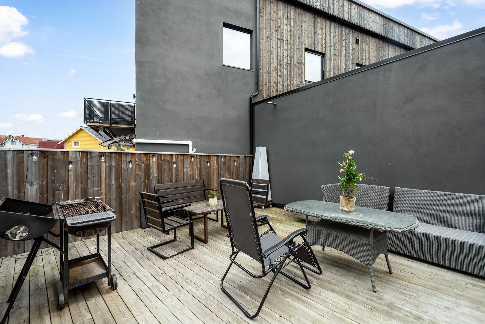 Stor grillplass hvor man kan samles til fellesgrilling, eller man kan "booke" denne til egne sammenkomster med venner. Galleribilde