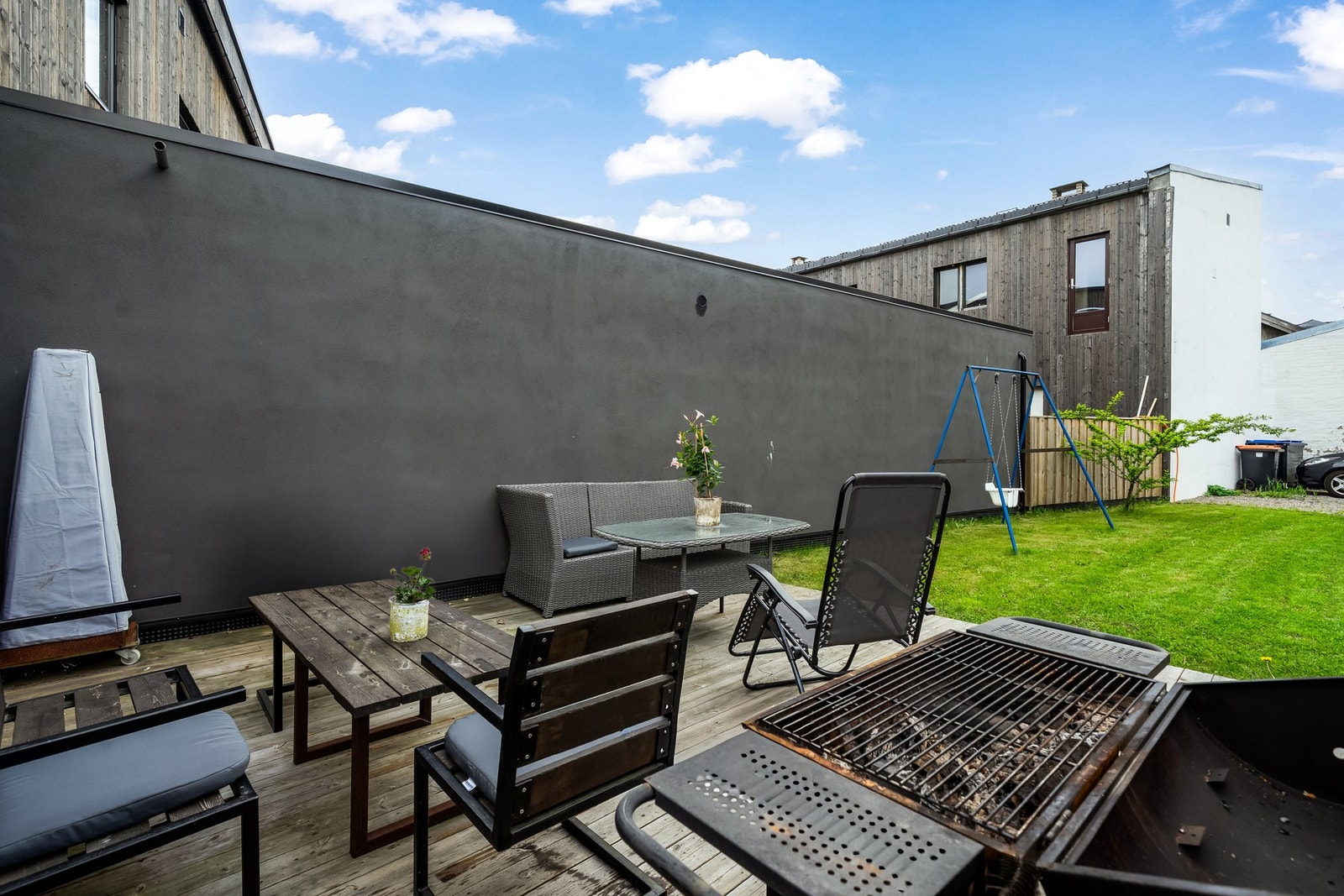 Grillplass med skjermvegg/levegg mot nabotomt. Galleribilde