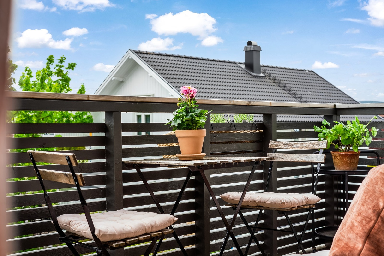 Flott veranda med plass til sittegruppe/ hagebord med stoler. Galleribilde