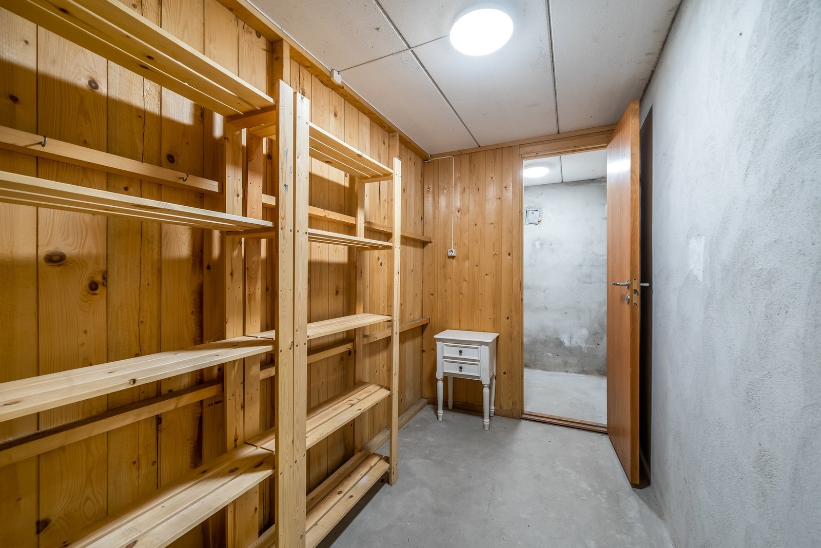 Stor bod som er delt i to soner/rom. Galleribilde