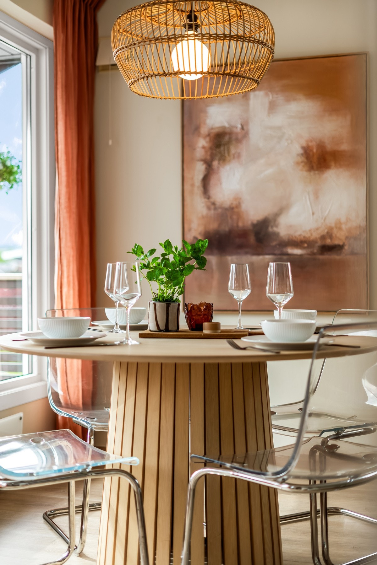 Spisegruppe med taklampe som selger har fått lagt opp av elektrikker. Galleribilde