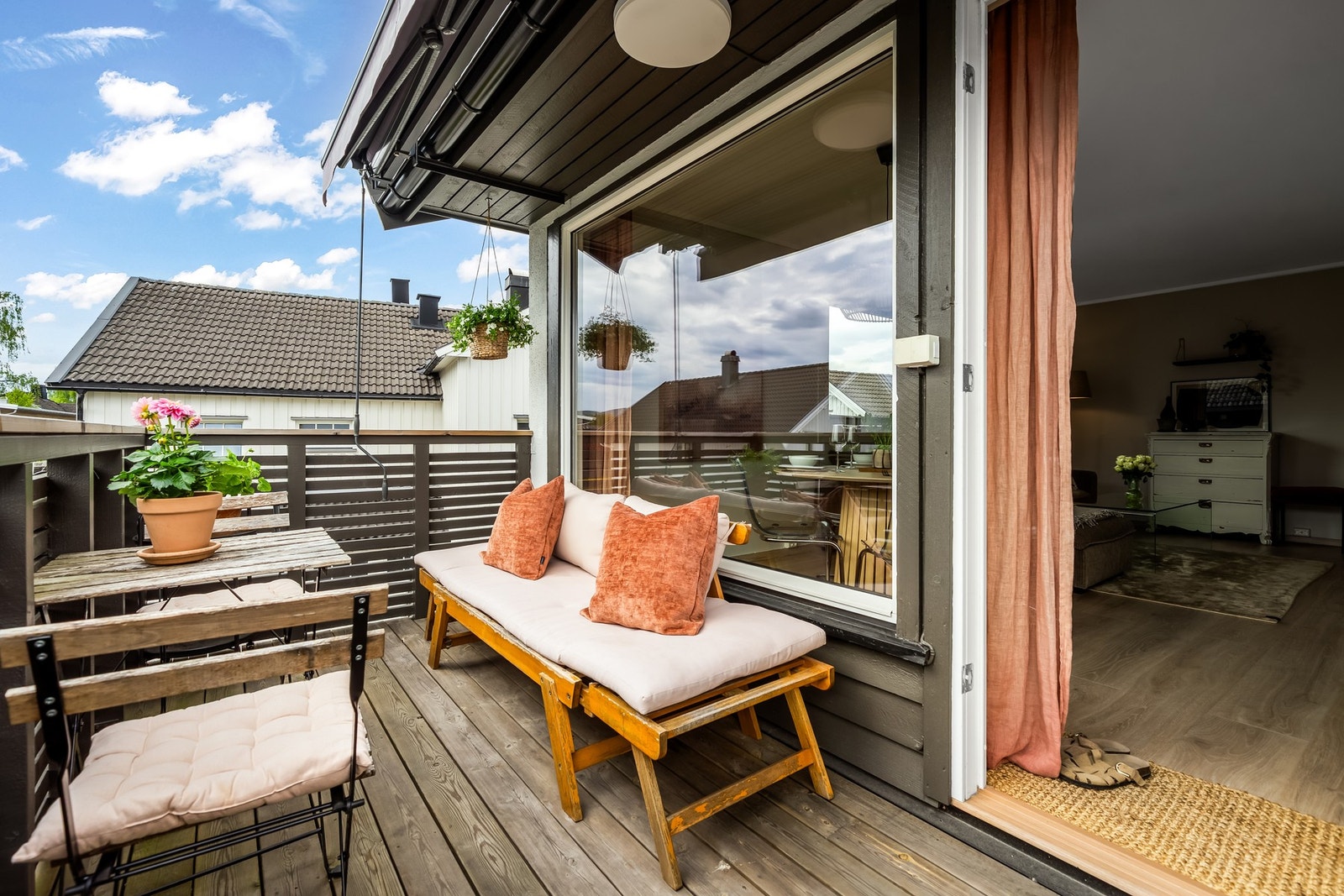 Særdeles trivelig med tilgang til veranda! Her er det plass til en liten sittegruppe hvor man kan nyte ettermiddagssolen og kanskje ta med seg middagen ut. Galleribilde