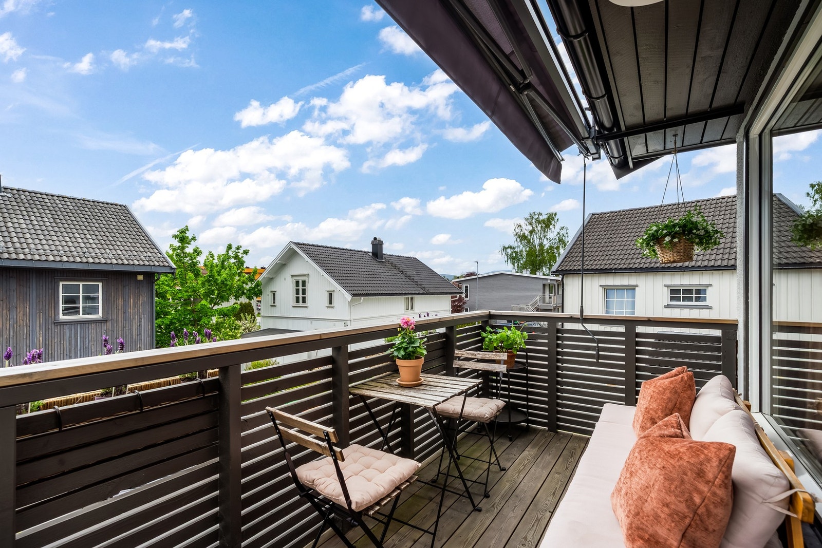 Leiligheten ligger i 2. etasje, så man får litt bedre solforhold og overblikk. Galleribilde