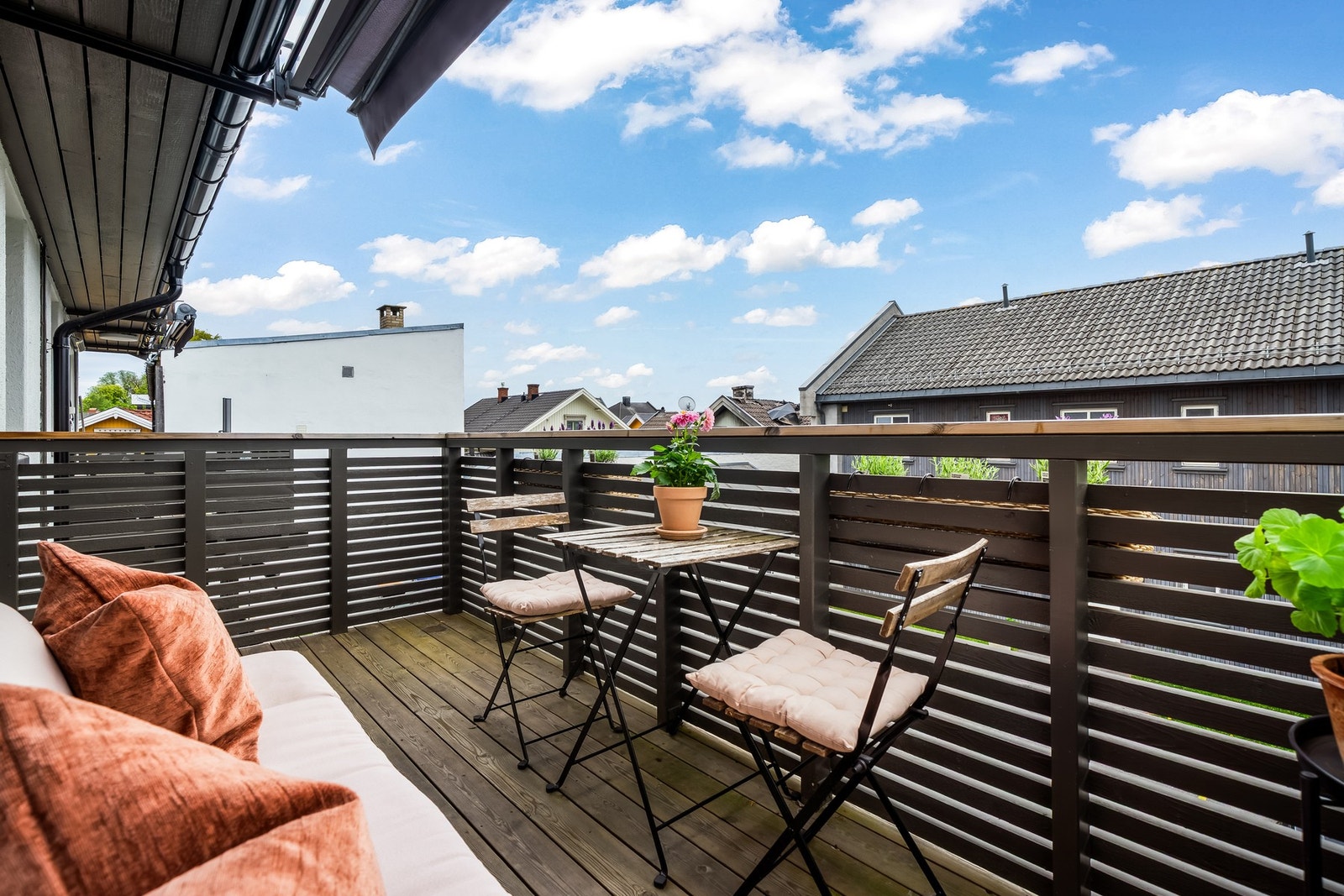 Leiligheten og verandaen ligger sørvestvendt, så her er det mye sol utover dagen. Galleribilde