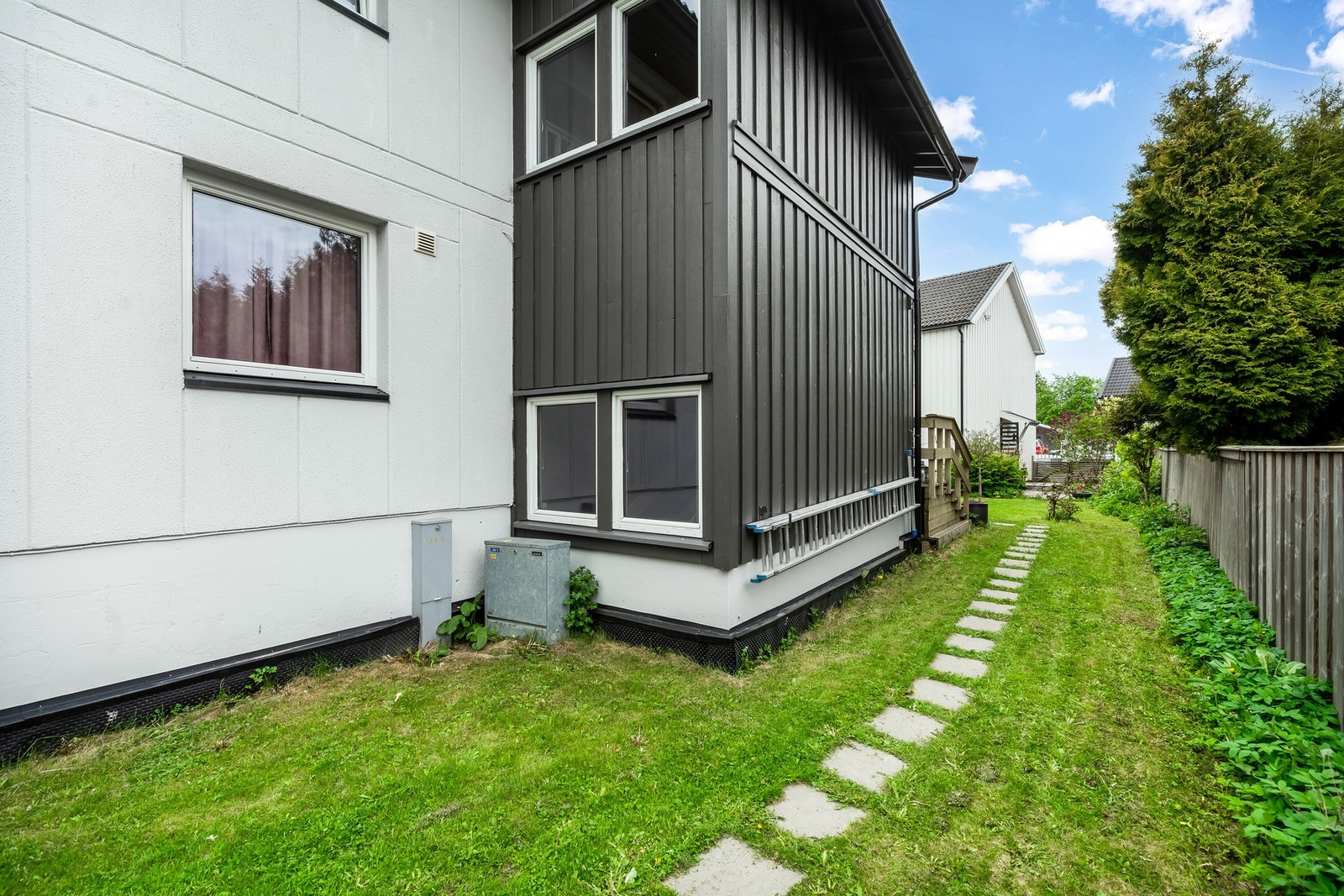 Stensatt passage fra inngangsparti og frem til grillplassen. Galleribilde