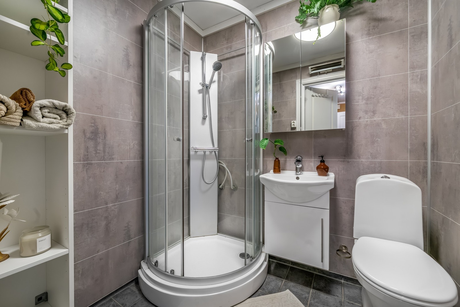 Badet er oppgradert tidligere med våtromsplater med flisdesign på veggene. Galleribilde
