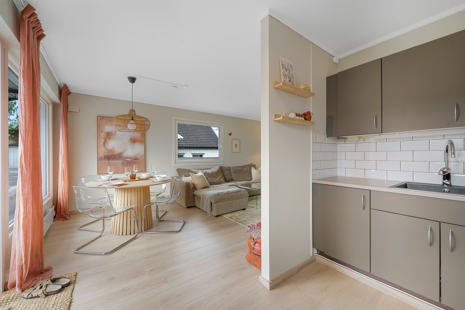 Kort veg fra kjøkken til spisestue og veranda hvor man kan ta med seg tekoppen og nyte ettermiddagssolen. Galleribilde