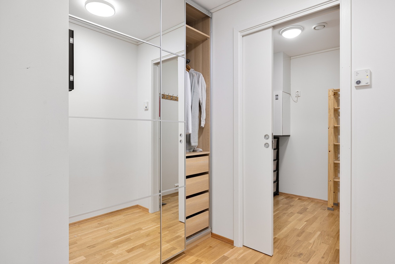 Skyvedørsgarderobe for oppbevaring. Galleribilde
