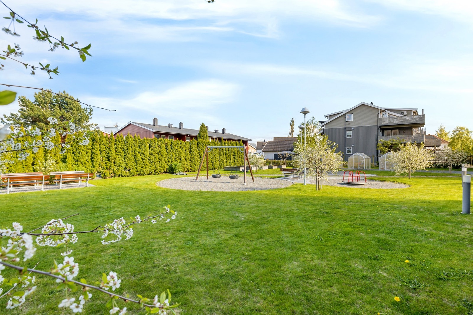 Sameiet har et pent opparbeidet uteområde med lekeplass og ulike utesoner. Galleribilde