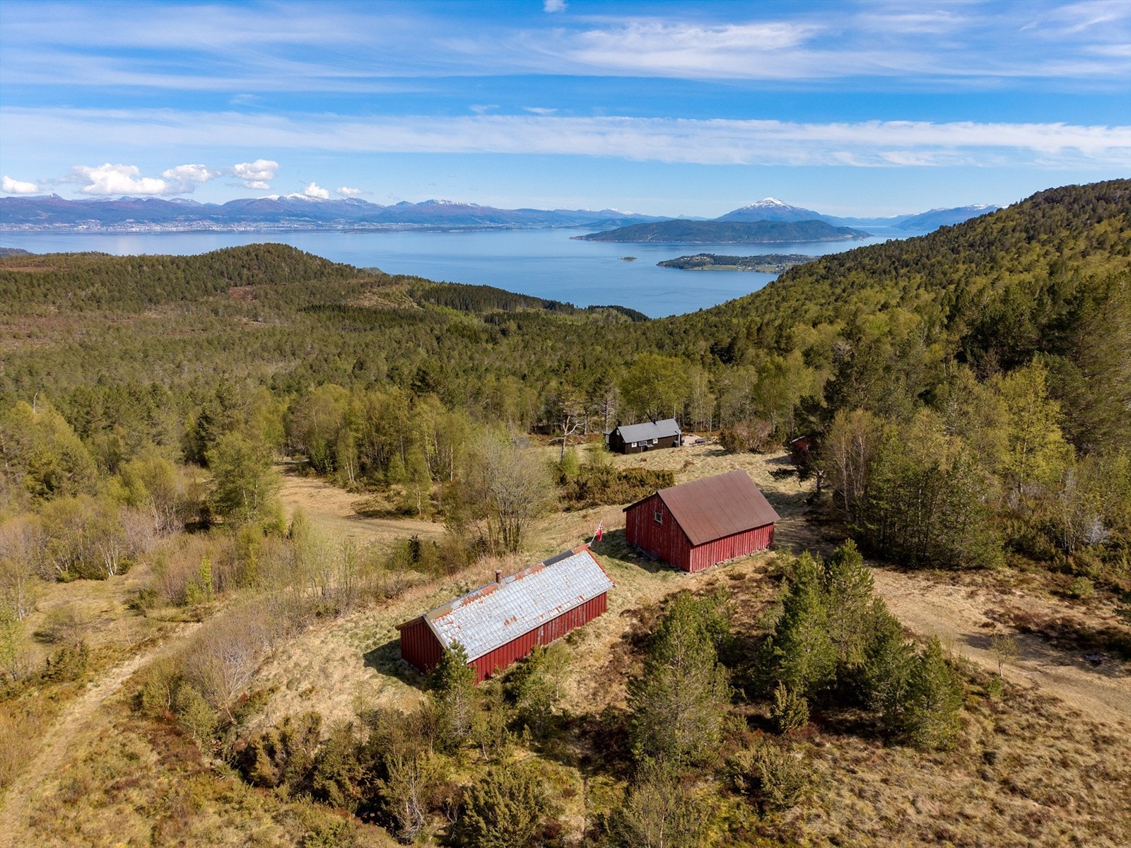 Eiendommen har en relativt flat, naturtomt Galleribilde