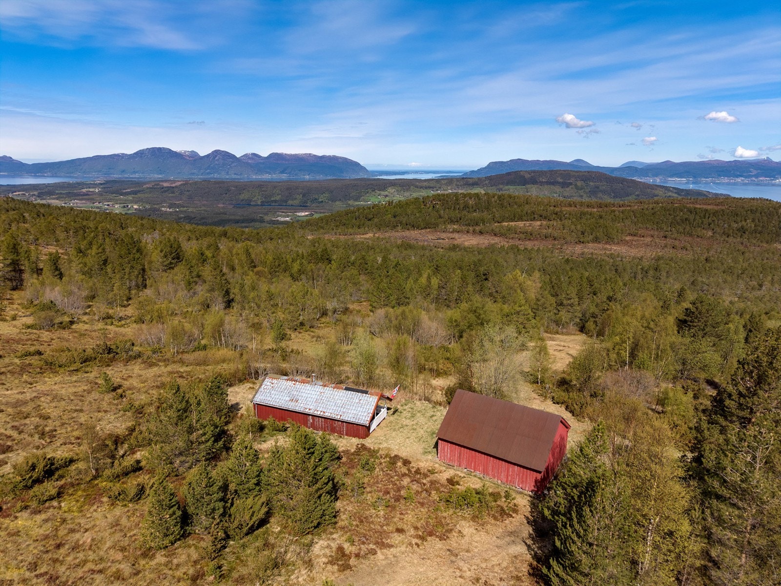 Eiendommen har en relativt flat, naturtomt Galleribilde