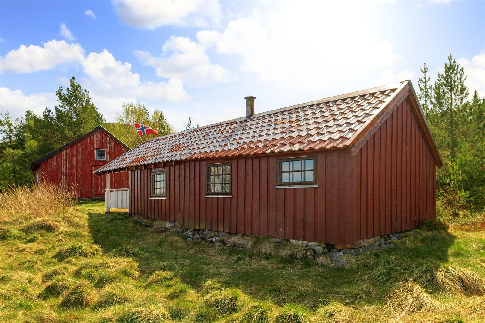 Fritidsboligen er eldre og bærer preg av manglende vedlikehold og oppgraderinger Galleribilde