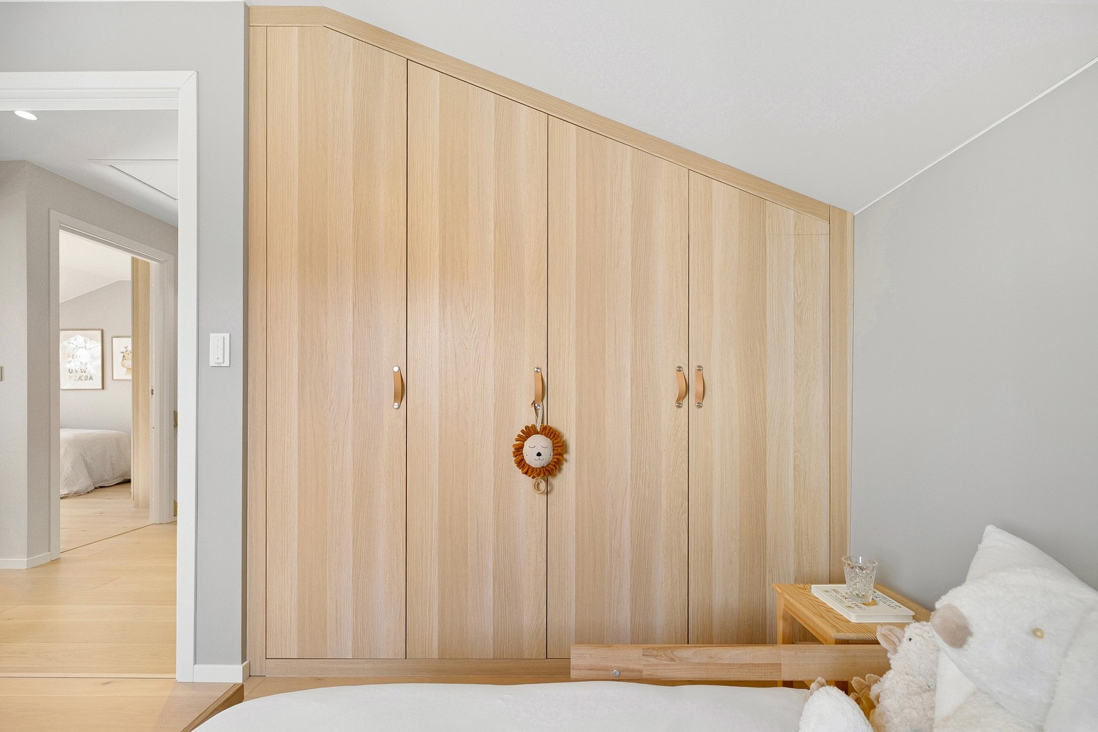 Soverom 3 har stedbygd garderobe. Galleribilde