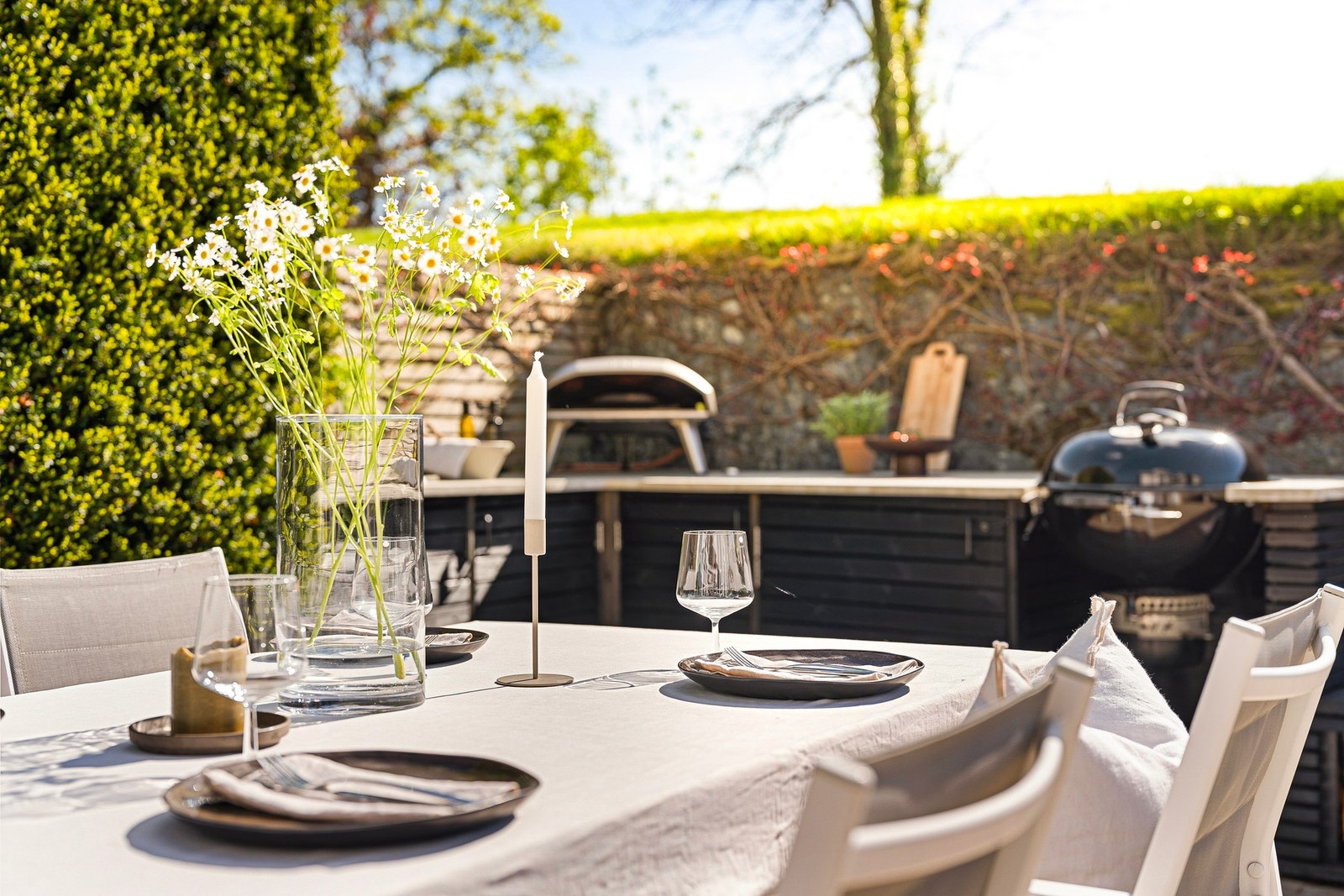 Tenn grillen eller fyr opp pizzaovnen, og nyt fine sommerdager. Galleribilde